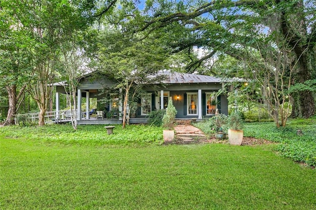 view of front of house featuring a front lawn