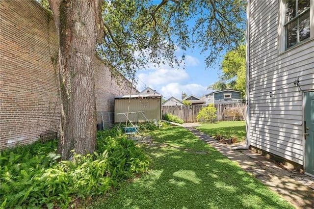 view of yard featuring a shed