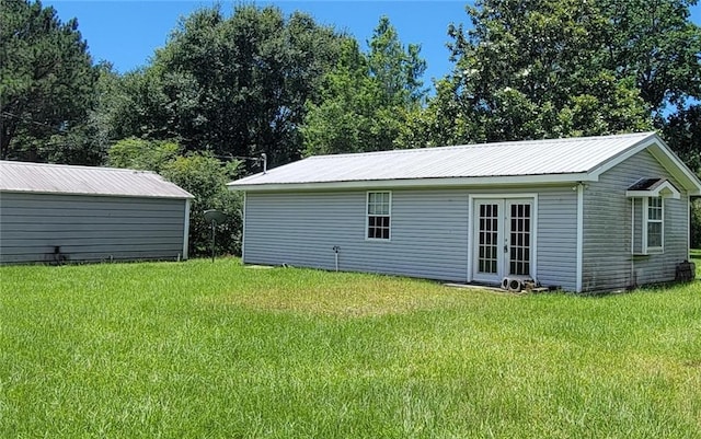 back of house featuring a lawn