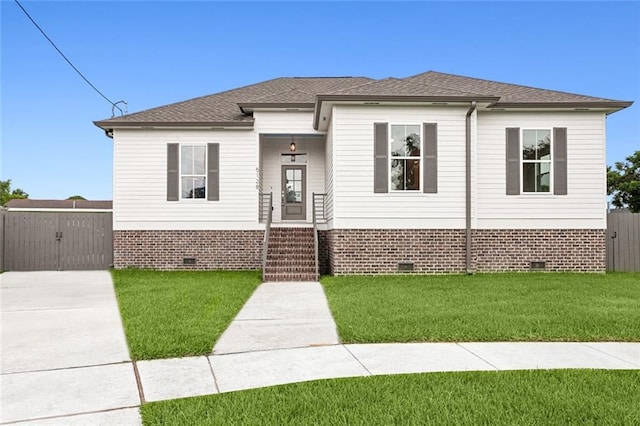 view of front of home featuring a front yard