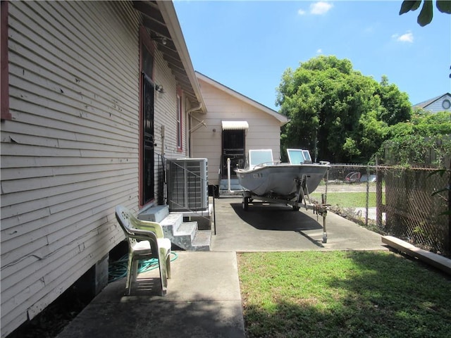 view of yard featuring a patio