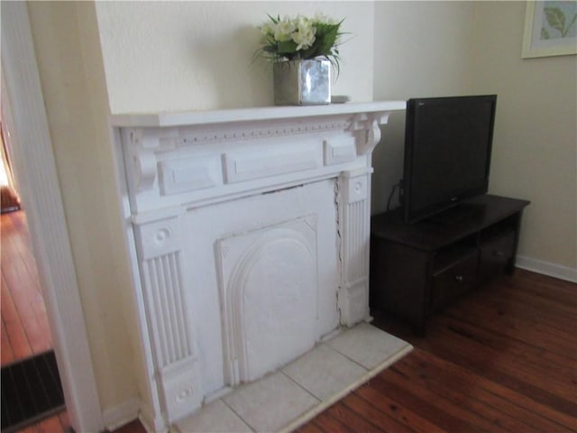 interior details with hardwood / wood-style floors