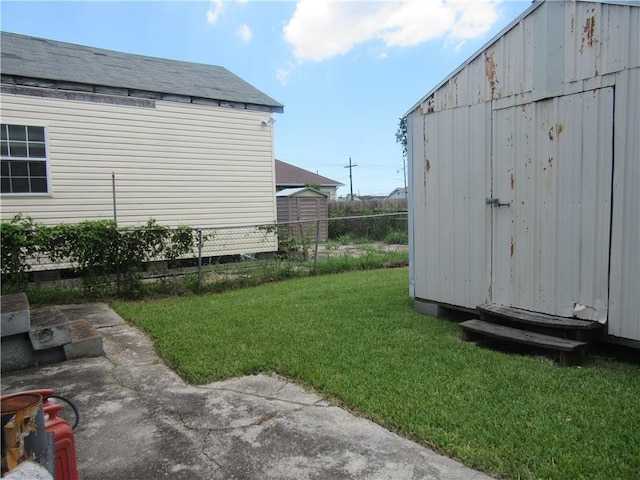 view of yard featuring a storage unit