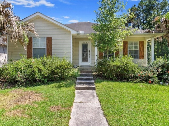 view of front of property featuring a front lawn