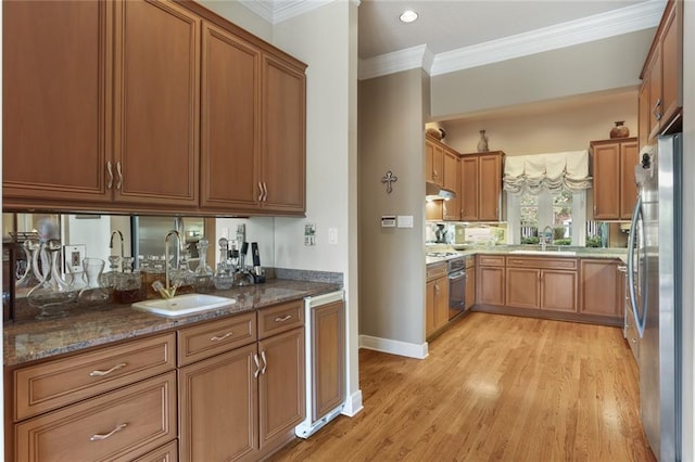 kitchen with sink, crown molding, stainless steel appliances, and light wood-type flooring