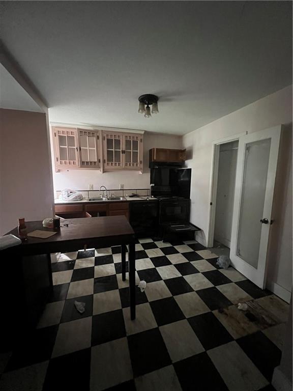 dining area with ceiling fan, hardwood / wood-style floors, and ornate columns