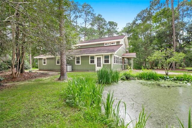 view of front of house with a front yard