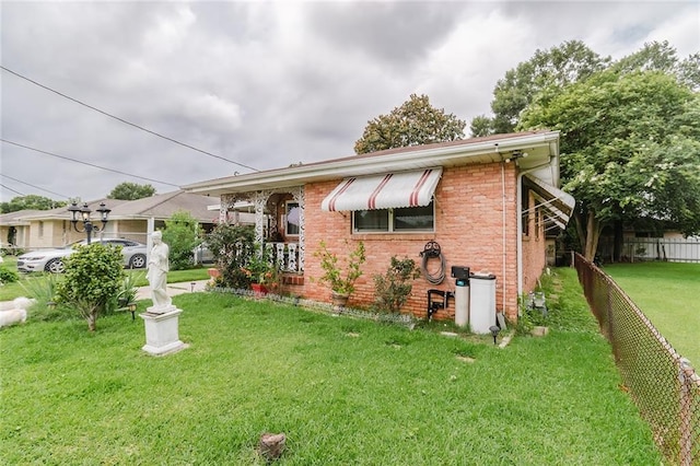 view of front of property with a front lawn