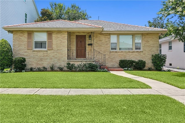 view of front facade with a front yard