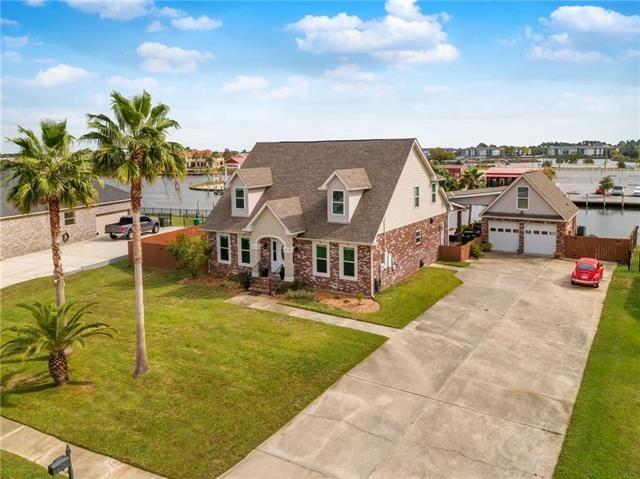 view of front of house featuring a front lawn