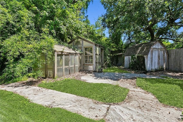 view of yard featuring an outbuilding