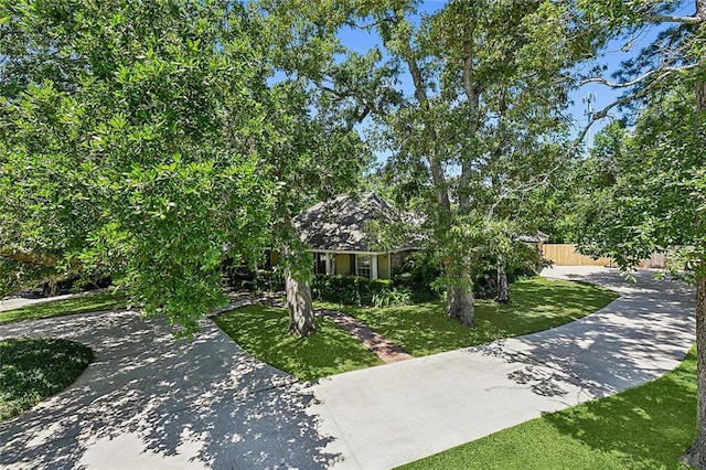 view of front facade featuring a front yard