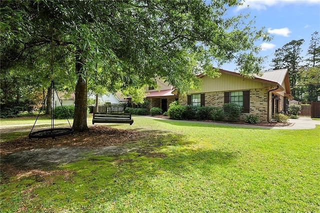 view of front of property featuring a front yard