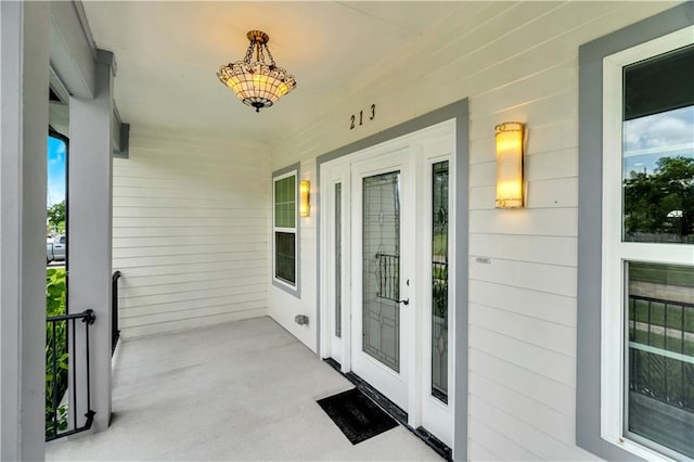 property entrance featuring a porch