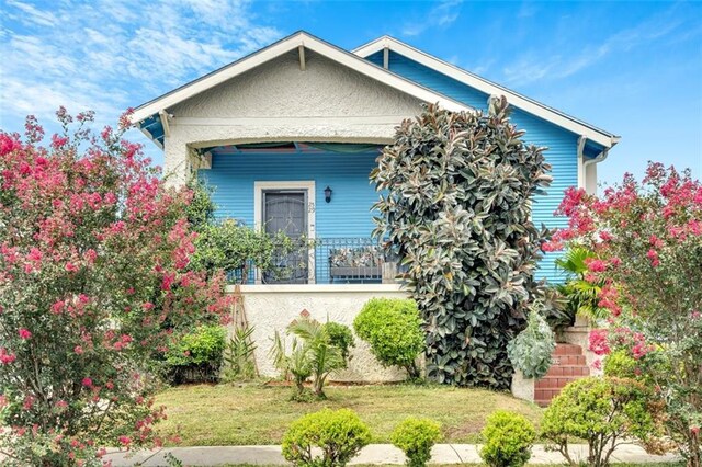 view of front of property with a front yard