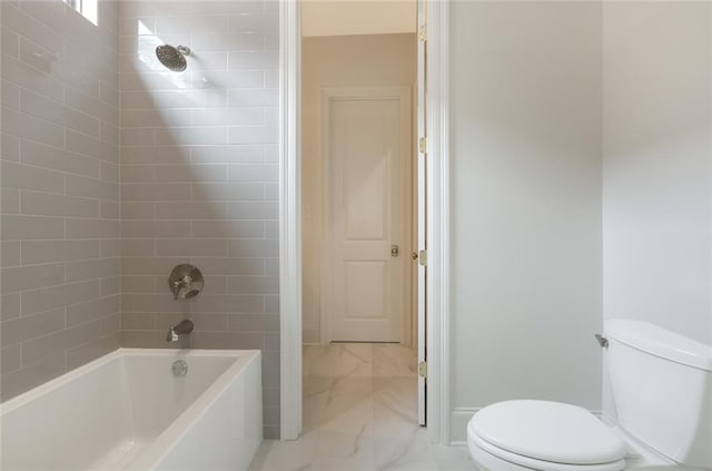 bathroom with tiled shower / bath and toilet