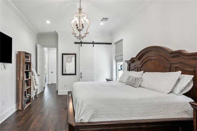 bedroom featuring dark wood-type flooring, an inviting chandelier, a barn door, and crown molding