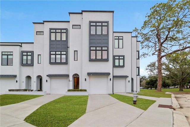 view of front of home featuring a front yard