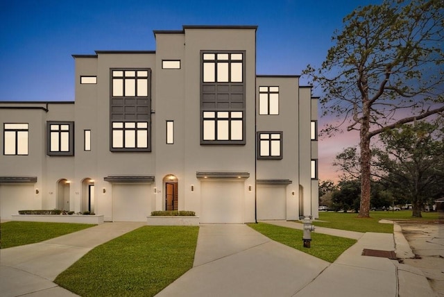 view of front of house featuring a yard