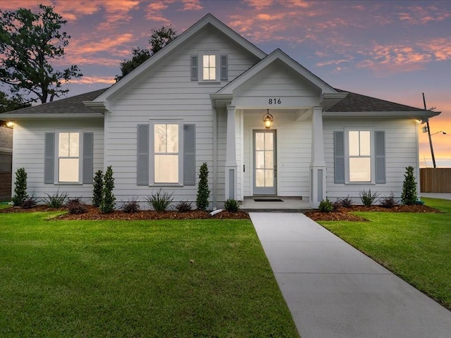 view of front facade with a yard