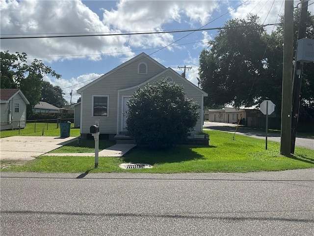 view of front of home featuring a front yard