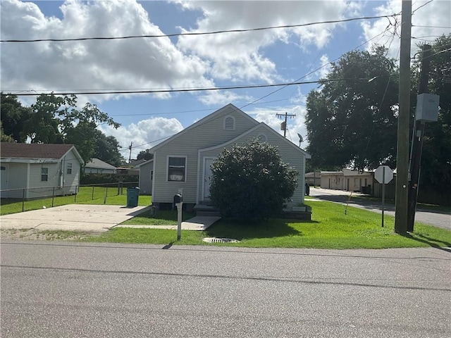 view of front facade featuring a front yard