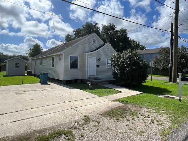 view of front of property featuring a front yard