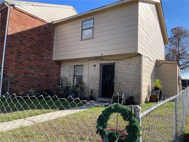 view of front of house featuring a front yard