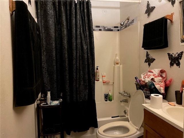 full bathroom featuring shower / bath combo with shower curtain, toilet, and vanity