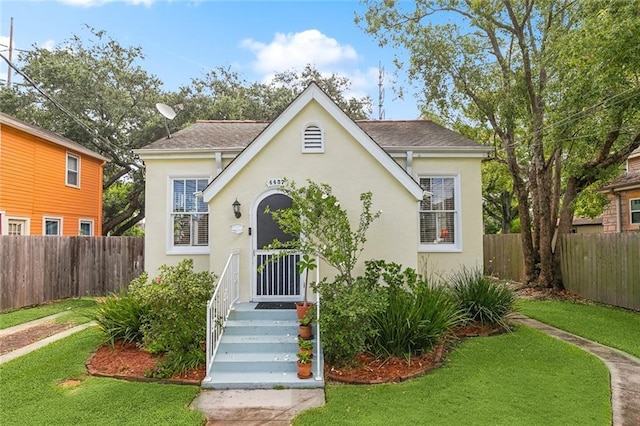 view of front facade with a front yard