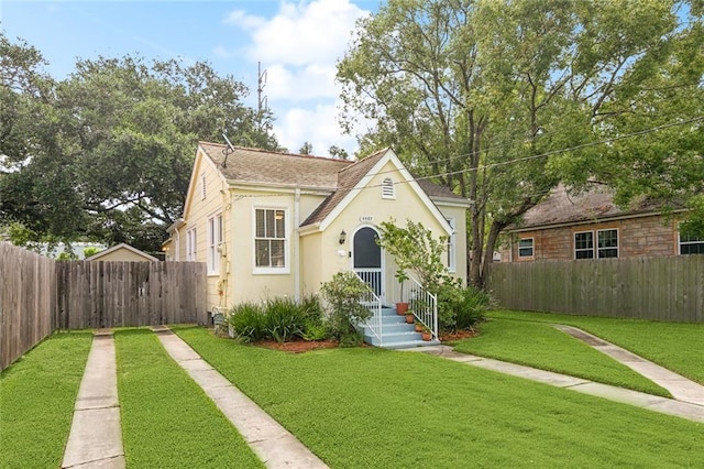 view of front of home featuring a front lawn