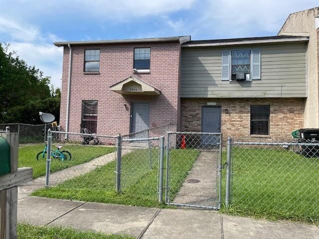 view of front facade with cooling unit and a front yard