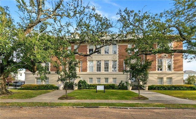 view of front of home featuring a front lawn