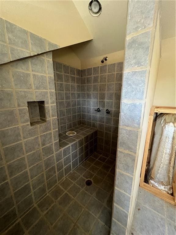 bathroom featuring tiled shower