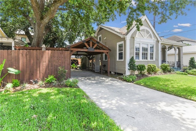 view of front of property featuring a carport and a front yard