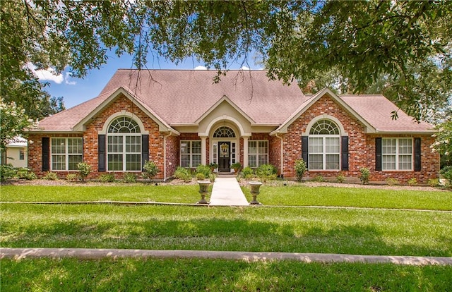 view of front of property featuring a front yard