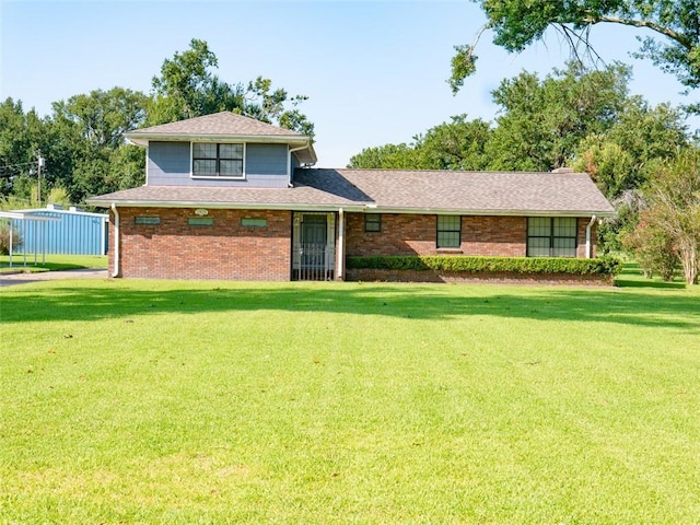 view of front of property featuring a front lawn