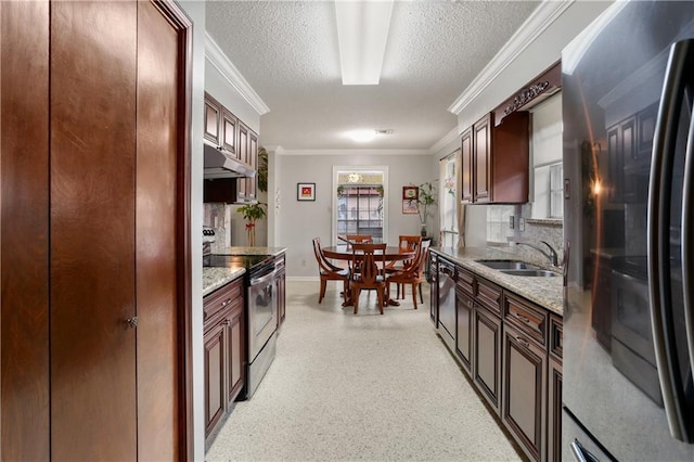 kitchen featuring stainless steel appliances, crown molding, a textured ceiling, under cabinet range hood, and a sink