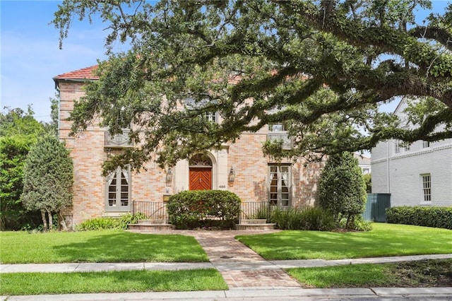 view of front of property with a front yard