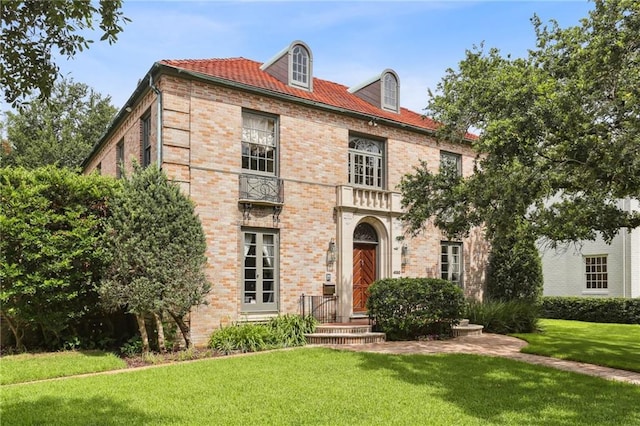 colonial inspired home with a front lawn