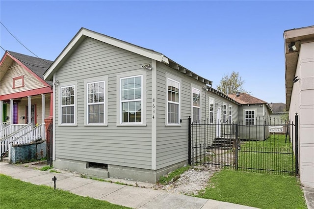 view of side of property featuring a lawn