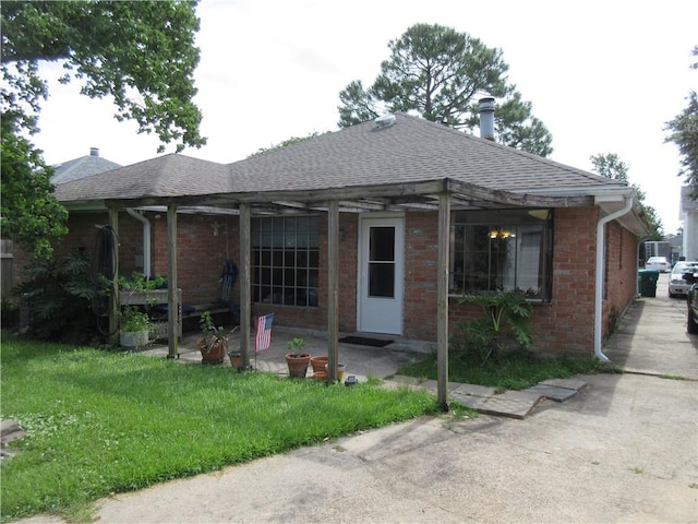 view of front of property featuring a front lawn