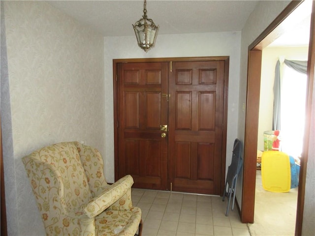 entryway with a notable chandelier