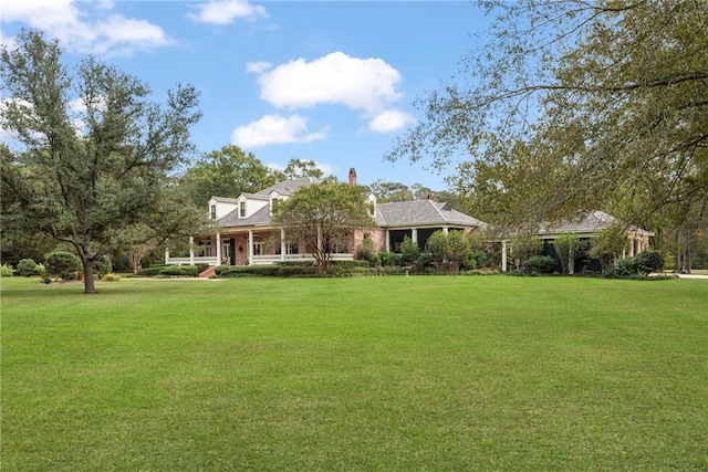 view of front facade featuring a front lawn