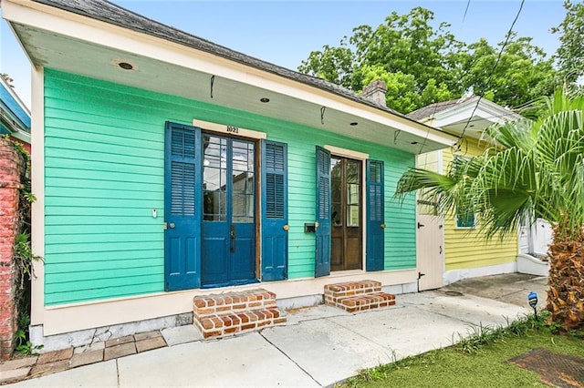 property entrance featuring covered porch