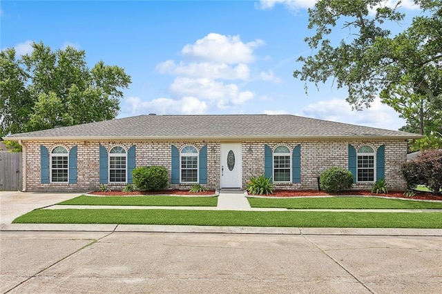 ranch-style house featuring a front lawn