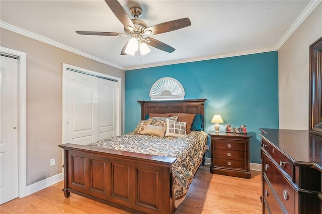 bedroom with ceiling fan, a closet, light wood-type flooring, and ornamental molding