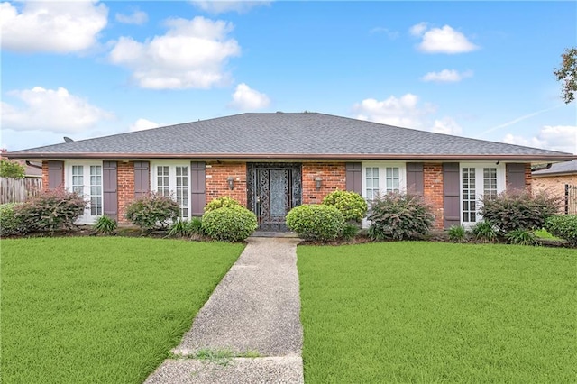 single story home with a front lawn