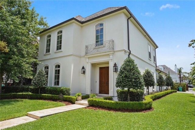 view of front of house with a front lawn