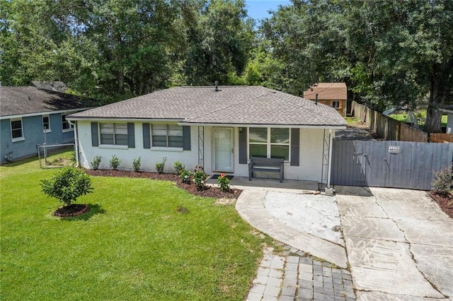 ranch-style home featuring a front lawn